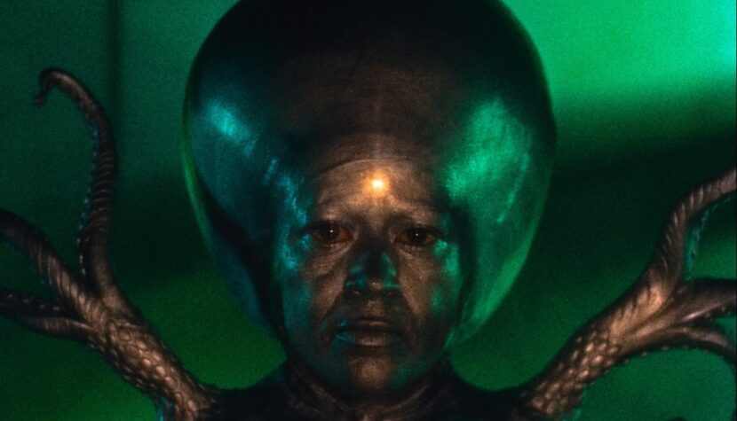 INVADERS FROM MARS. Paranoid SCIENCE FICTION that will make you afraid to fall asleep